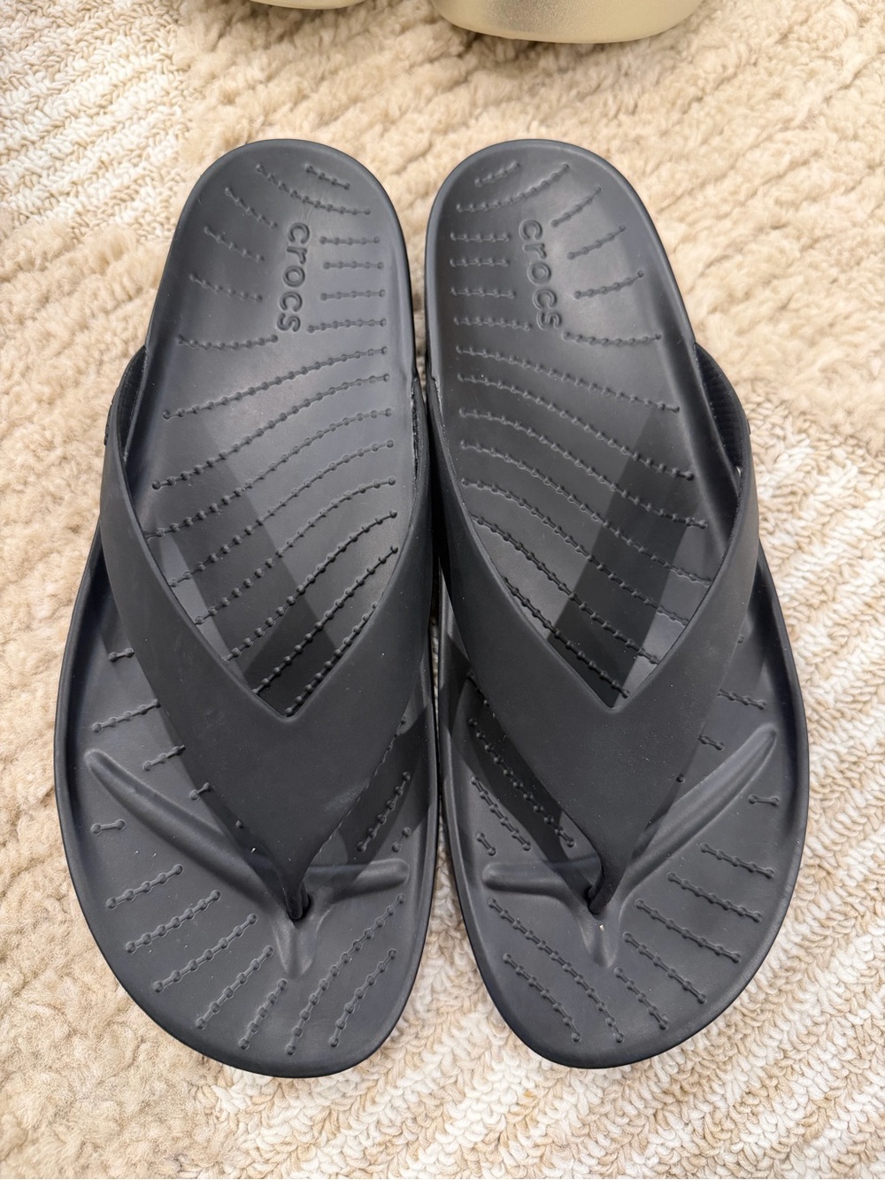 NEW CROCS Women's Black V-Strap Flip Sandals NEVER BEEN WORN FIT SIZE‎